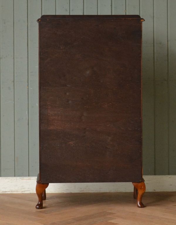 アンティークのキャビネット アンティーク家具 英国アンティーク家具、扉の飾りがキレイなガラスキャビネット(飾り棚)。きちんとメンテナンスしてあるので、裏側もキレイです。(q-557-f)