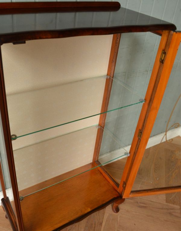 アンティークのキャビネット アンティーク家具 英国アンティーク家具、扉の飾りがキレイなガラスキャビネット(飾り棚)。扉はきちんとお直しをしているのでスムーズに開け閉めができ、出し入れもしやすく使いやすいです。(q-557-f)