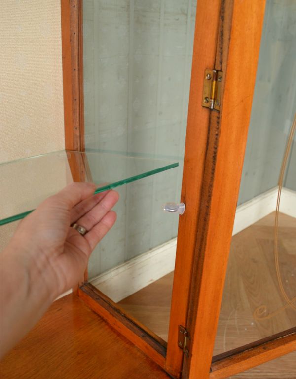 アンティークのキャビネット アンティーク家具 英国アンティーク家具、扉の飾りがキレイなガラスキャビネット(飾り棚)。棚板は可動です。(q-557-f)