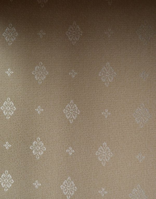 アンティークのキャビネット アンティーク家具 英国アンティーク家具、扉の飾りがキレイなガラスキャビネット(飾り棚)。柄物の食器やお気に入りのアイテムが引き立つような生地になっています。(q-557-f)