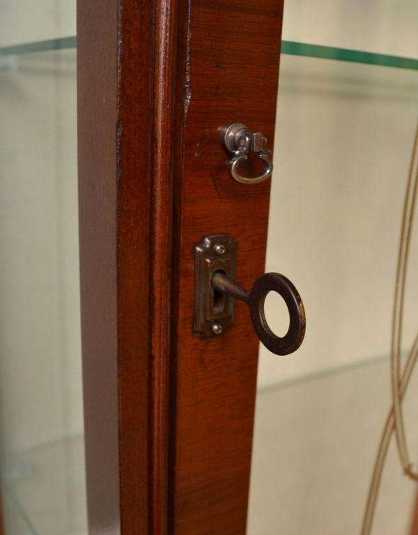 アンティークのキャビネット アンティーク家具 英国アンティーク家具、扉の飾りがキレイなガラスキャビネット(飾り棚)。アンティークの鍵です。(q-557-f)