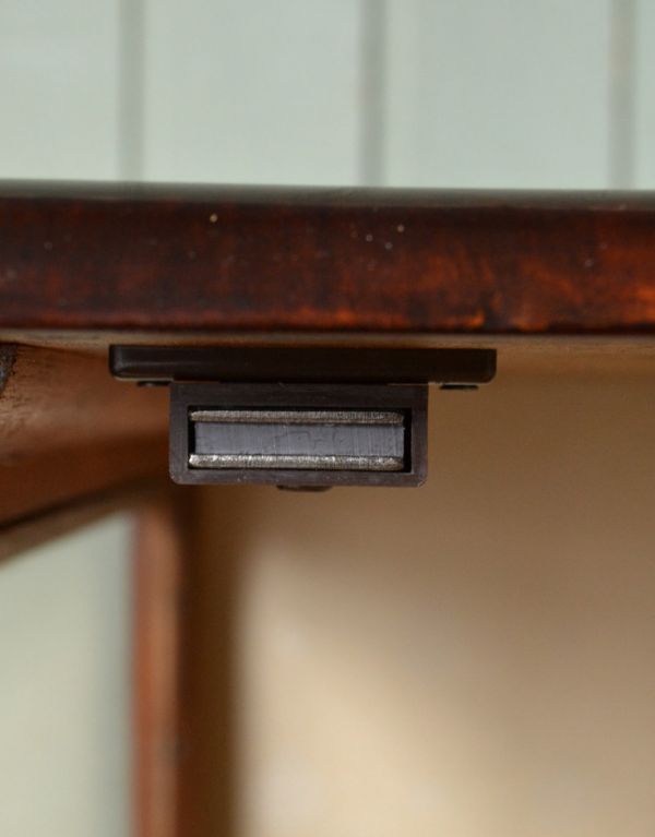 アンティークのキャビネット アンティーク家具 英国アンティーク家具、扉の飾りがキレイなガラスキャビネット(飾り棚)。扉にはマグネットが付いているので、開け閉めがスムーズです。(q-557-f)