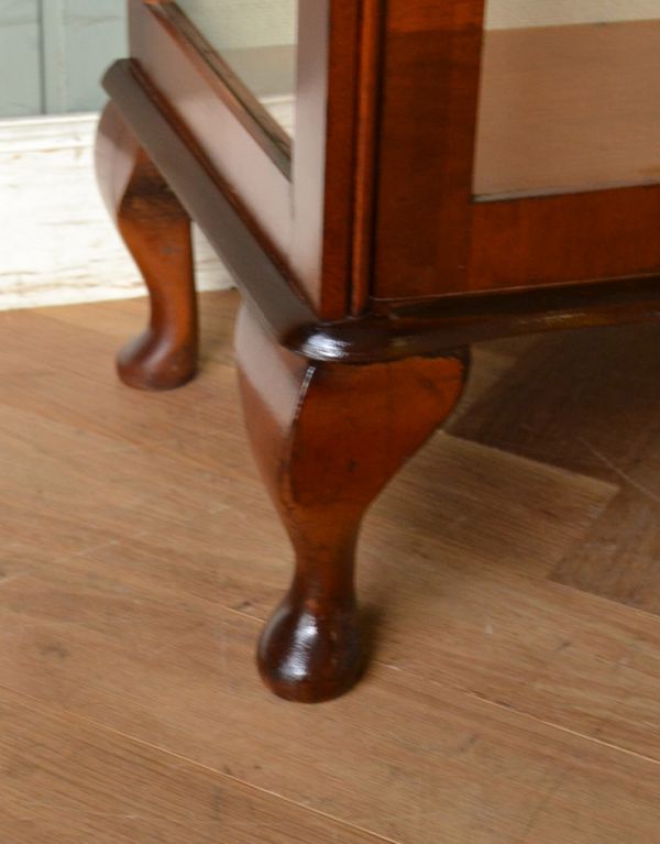 アンティークのキャビネット アンティーク家具 英国アンティーク家具、扉の飾りがキレイなガラスキャビネット(飾り棚)。美しい猫脚がしっかり支えてくれます。(q-557-f)