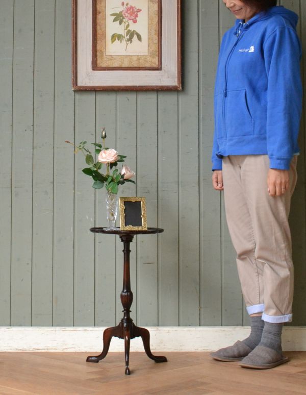 ロイドテーブル アンティーク家具 イギリスの小さなアンティーク家具、お花の天板が可愛いワインテーブル。玄関で花器を飾ったり、ソファの前に持ってくれば、ちょうどいいサイドテーブルに。(q-558-f)