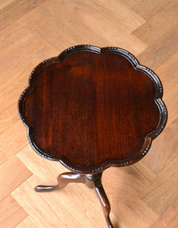 ロイドテーブル アンティーク家具 イギリスの小さなアンティーク家具、お花の天板が可愛いワインテーブル。縁のデザインが可愛いお花の形をした天板。(q-558-f)