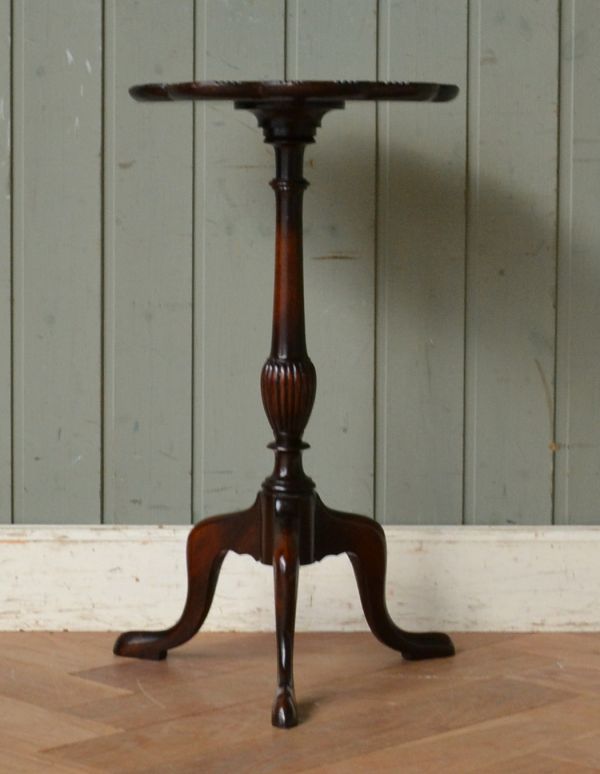 ロイドテーブル アンティーク家具 イギリスの小さなアンティーク家具、お花の天板が可愛いワインテーブル。アンティークは新品ではないので、経年変化によるキズはありますが、専門の職人によって目立たないようにキレイにお直しをしています。(q-558-f)