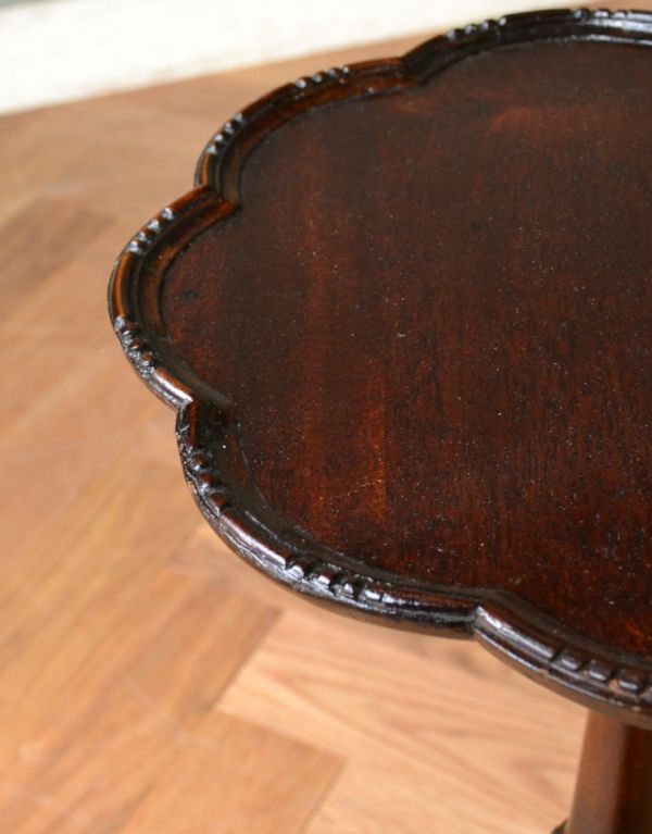 ロイドテーブル アンティーク家具 イギリスの小さなアンティーク家具、お花の天板が可愛いワインテーブル。1つ1つキレイな装飾には、思わずうっとりしてしまいます。(q-558-f)