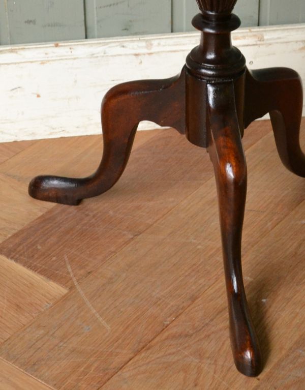 ロイドテーブル アンティーク家具 イギリスの小さなアンティーク家具、お花の天板が可愛いワインテーブル。カーブが美しい三本脚でしっかりテーブルを支えます。(q-558-f)