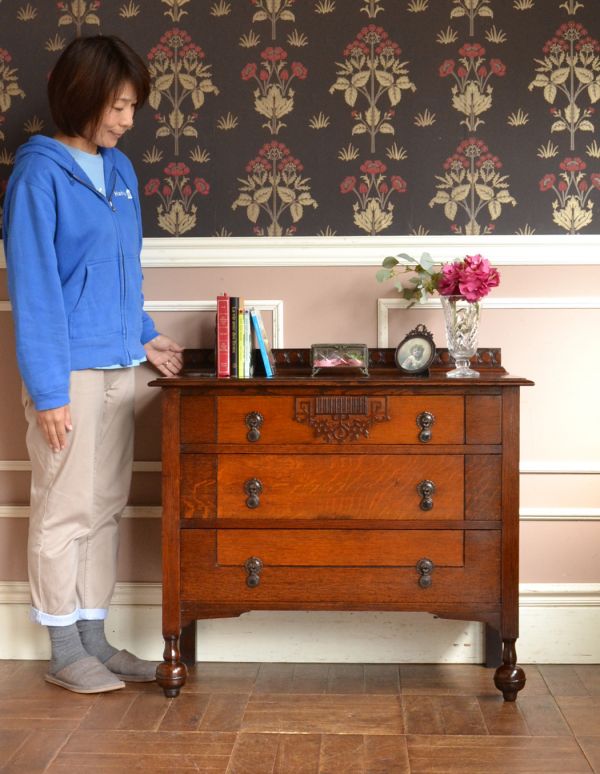 アンティークのチェスト アンティーク家具 英国テイストのアンティーク家具、オシャレな3段チェストオブドロワーズ。幅も人気の1mないタイプ。(q-559-f)