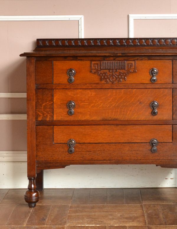 アンティークのチェスト アンティーク家具 英国テイストのアンティーク家具、オシャレな3段チェストオブドロワーズ。とても美しいオークの木目です。(q-559-f)