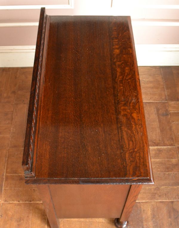 アンティークのチェスト アンティーク家具 英国テイストのアンティーク家具、オシャレな3段チェストオブドロワーズ。天板も木目がとってもキレイです。(q-559-f)