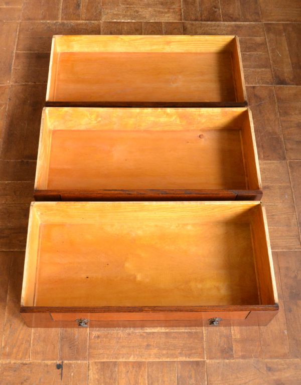 アンティークのチェスト アンティーク家具 英国テイストのアンティーク家具、オシャレな3段チェストオブドロワーズ。引き出しは全部で3杯。(q-559-f)