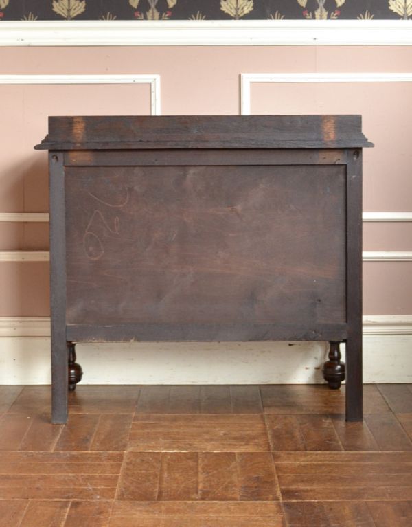 アンティークのチェスト アンティーク家具 英国テイストのアンティーク家具、オシャレな3段チェストオブドロワーズ。きちんとメンテナンスしてあるので、裏側もキレイです。(q-559-f)