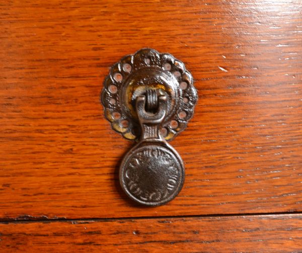 アンティークのチェスト アンティーク家具 英国テイストのアンティーク家具、オシャレな3段チェストオブドロワーズ。アンティークならではの重厚感のある取っ手です。(q-559-f)