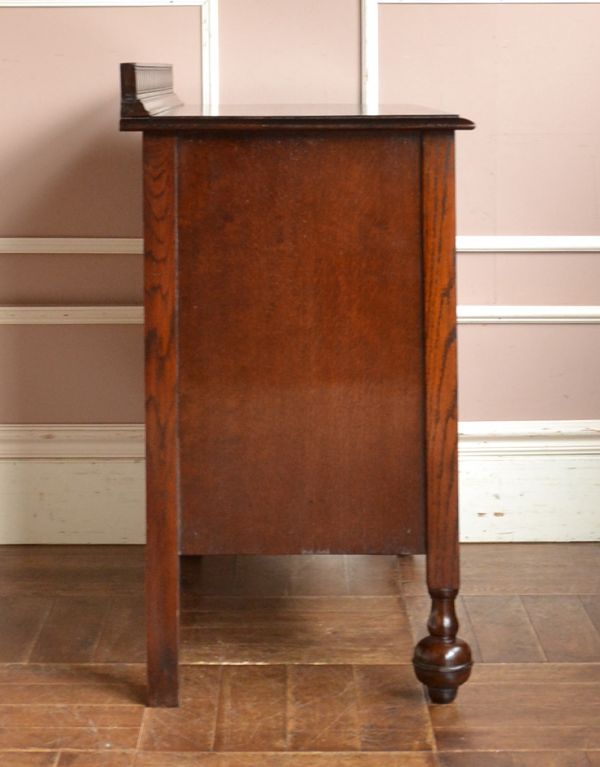 アンティークのチェスト アンティーク家具 英国テイストのアンティーク家具、オシャレな3段チェストオブドロワーズ。サイドから見ても絵になります。(q-559-f)