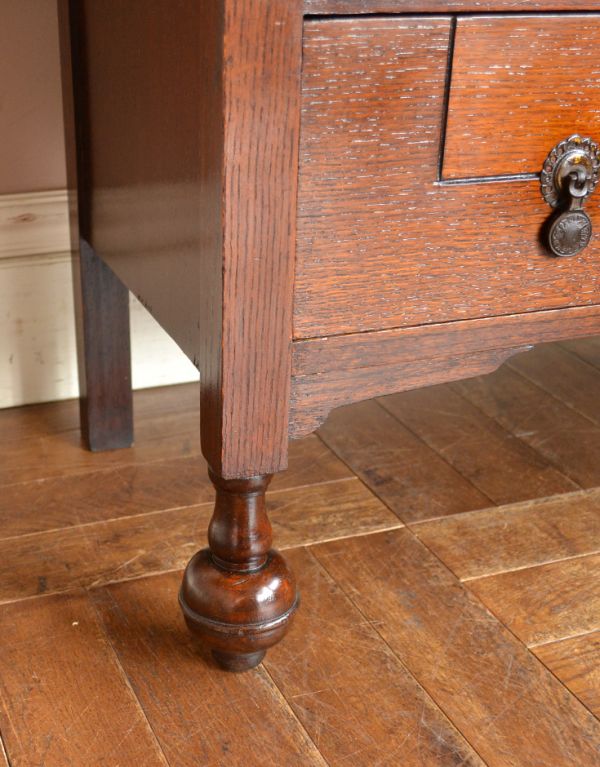 アンティークのチェスト アンティーク家具 英国テイストのアンティーク家具、オシャレな3段チェストオブドロワーズ。装飾が美しい脚がしっかりとキャビネットを支えます。(q-559-f)