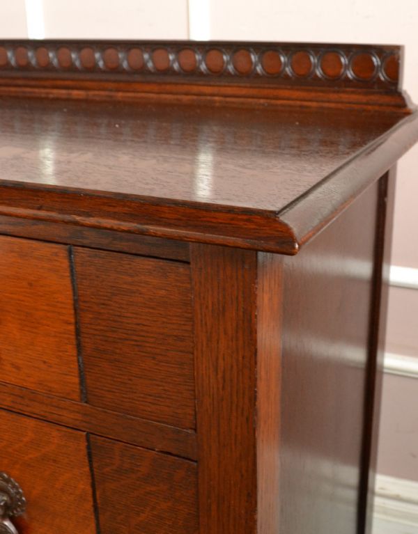 アンティークのチェスト アンティーク家具 英国テイストのアンティーク家具、オシャレな3段チェストオブドロワーズ。角にもカッティングが施されています。(q-559-f)