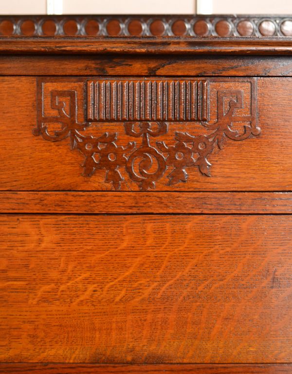 アンティークのチェスト アンティーク家具 英国テイストのアンティーク家具、オシャレな3段チェストオブドロワーズ。上品な装飾に見とれてしまいます。(q-559-f)