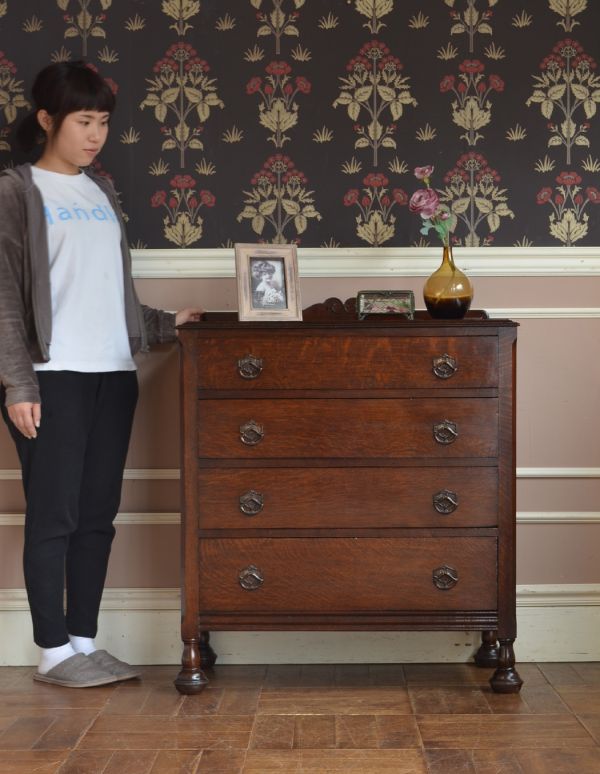 アンティークのチェスト　アンティーク家具　イギリスのアンティーク家具、濃い茶色のお洒落なオーク材のチェスト。濃い茶色なので和室にも合いますよ。(q-561-f)