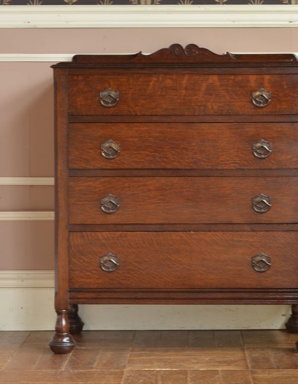 アンティークのチェスト　アンティーク家具　イギリスのアンティーク家具、濃い茶色のお洒落なオーク材のチェスト。落ち着きがあって高級な印象を与えてくれます。(q-561-f)