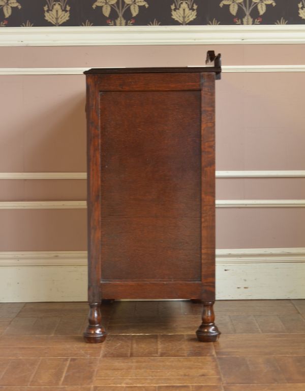 アンティークのチェスト　アンティーク家具　イギリスのアンティーク家具、濃い茶色のお洒落なオーク材のチェスト。サイドもしっかり作られています。(q-561-f)