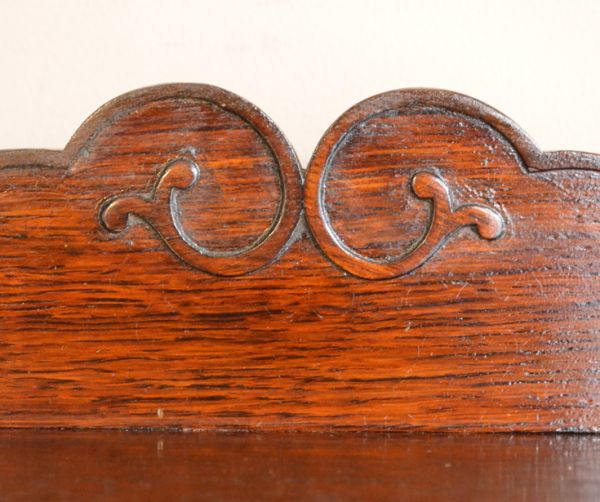 アンティークのチェスト　アンティーク家具　イギリスのアンティーク家具、濃い茶色のお洒落なオーク材のチェスト。トップにもキレイな飾りがあります。(q-561-f)