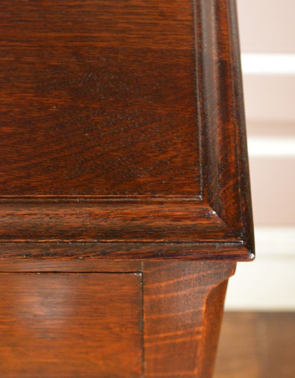 アンティークのチェスト　アンティーク家具　イギリスのアンティーク家具、濃い茶色のお洒落なオーク材のチェスト。角も美しい状態です。(q-561-f)