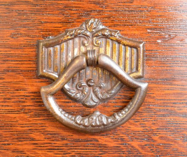 アンティークのチェスト　アンティーク家具　イギリスのアンティーク家具、濃い茶色のお洒落なオーク材のチェスト。両サイドに付いたリング取っ手がアクセントになっています。(q-561-f)