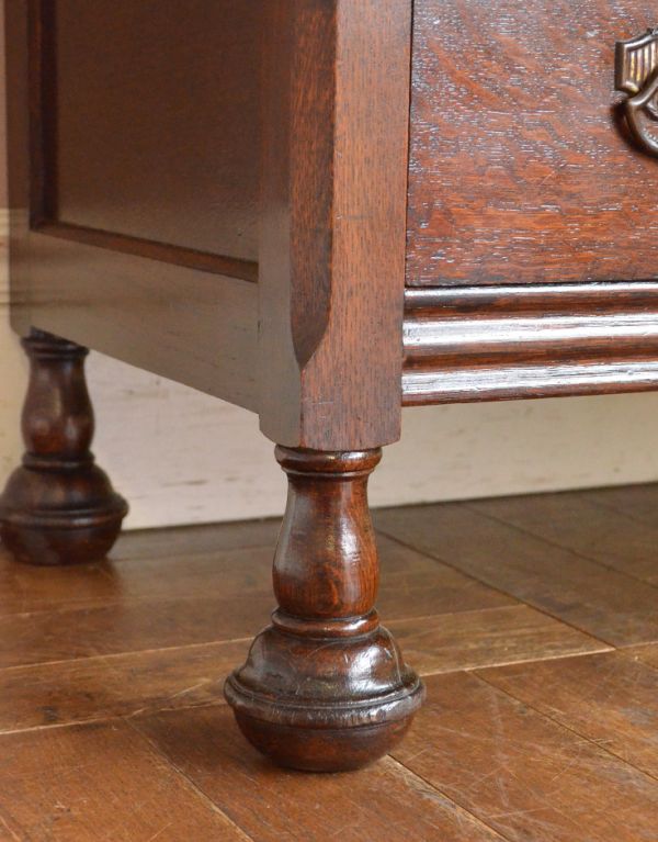 アンティークのチェスト　アンティーク家具　イギリスのアンティーク家具、濃い茶色のお洒落なオーク材のチェスト。安定感のある脚です。(q-561-f)