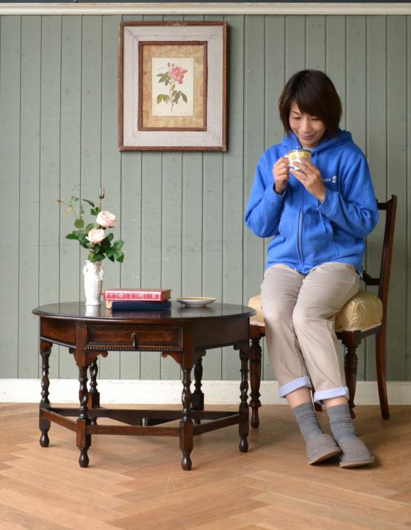 英国クラシックスタイル アンティーク家具 便利なアンティーク英国家具、伸張式のコーヒーテーブル(ゲートレッグテーブル)。お茶をするテーブルにピッタリ!もちろん閉じたままでもお使い頂けます。(q-562-f)