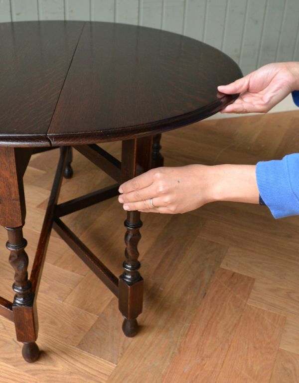 英国クラシックスタイル アンティーク家具 便利なアンティーク英国家具、伸張式のコーヒーテーブル(ゲートレッグテーブル)。脚を引っ張り出すだけなので、組み立ても簡単!女性の力で大丈夫です。(q-562-f)