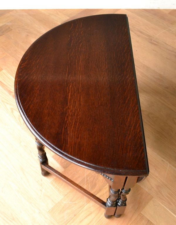 英国クラシックスタイル アンティーク家具 便利なアンティーク英国家具、伸張式のコーヒーテーブル(ゲートレッグテーブル)。閉じるとこんなにコンパクトになるので、壁にピタッとくっつけて使えます。(q-562-f)