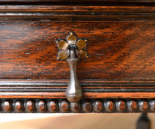 英国クラシックスタイル アンティーク家具 便利なアンティーク英国家具、伸張式のコーヒーテーブル(ゲートレッグテーブル)。お花デザインの可愛い取っ手です。(q-562-f)