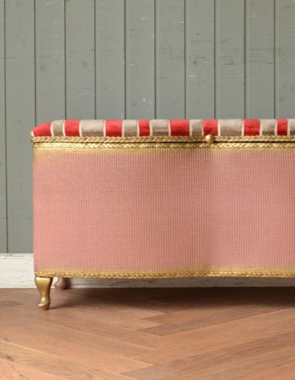 ロイドルームボックス　アンティーク家具　色が可愛いパステルピンク×ゴールドのアンティークブランケットボックス。長方形ではなく、ふんわりと膨らんだ優しいシルエットです。(q-565-f)