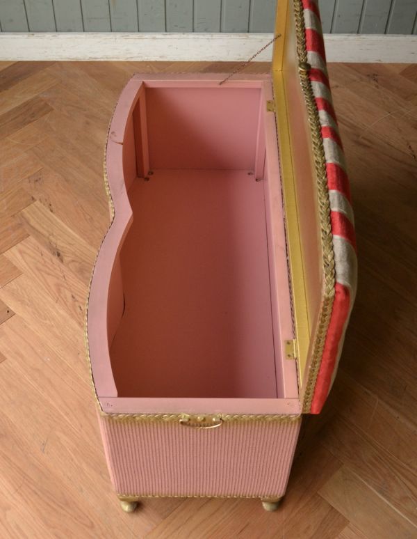 ロイドルームボックス　アンティーク家具　色が可愛いパステルピンク×ゴールドのアンティークブランケットボックス。たくさん入ります。(q-565-f)