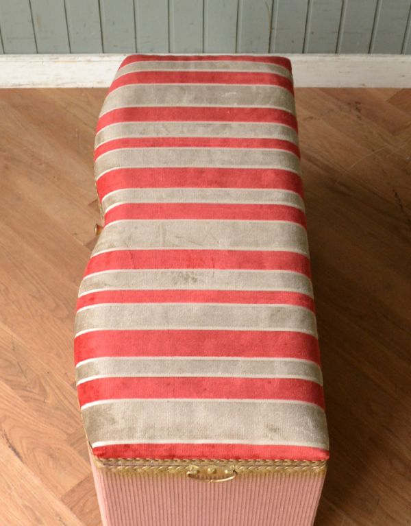 ロイドルームボックス　アンティーク家具　色が可愛いパステルピンク×ゴールドのアンティークブランケットボックス。ゆったりとした広い座面。(q-565-f)