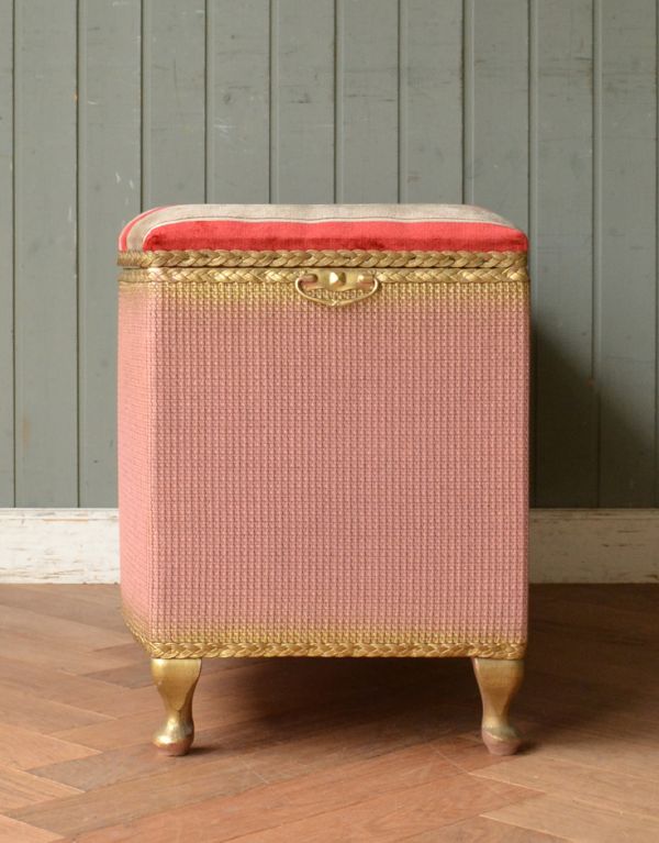 ロイドルームボックス　アンティーク家具　色が可愛いパステルピンク×ゴールドのアンティークブランケットボックス。すっきりしています。(q-565-f)
