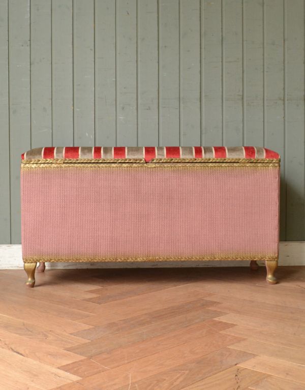 ロイドルームボックス　アンティーク家具　色が可愛いパステルピンク×ゴールドのアンティークブランケットボックス。きちんとメンテナンスしてあるので、裏側もキレイです。(q-565-f)