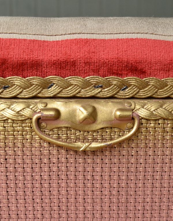 ロイドルームボックス　アンティーク家具　色が可愛いパステルピンク×ゴールドのアンティークブランケットボックス。ボックスの両サイドにハンドルが付いています。(q-565-f)