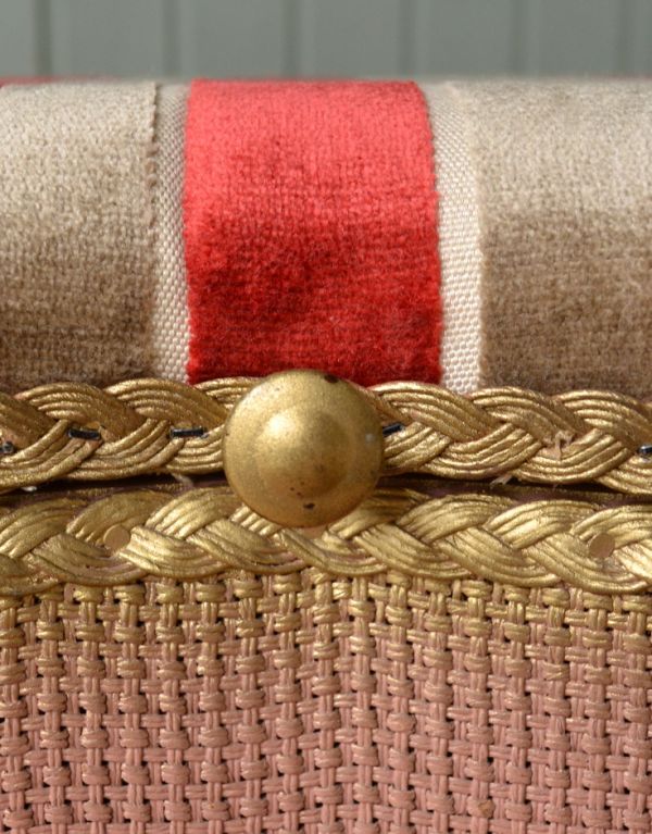 ロイドルームボックス　アンティーク家具　色が可愛いパステルピンク×ゴールドのアンティークブランケットボックス。真ん丸なつまみは、ボックスのふたを開ける際に使います。(q-565-f)