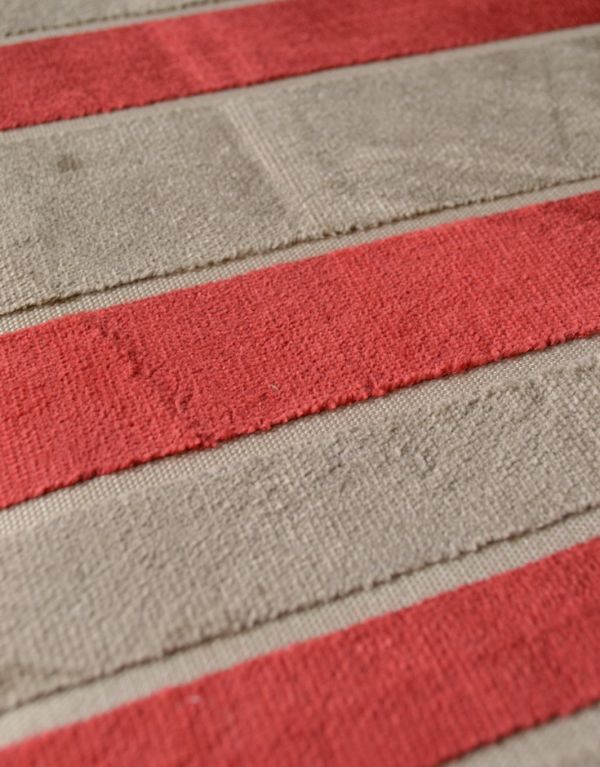 ロイドルームボックス　アンティーク家具　色が可愛いパステルピンク×ゴールドのアンティークブランケットボックス。とってもかわいいピンクとベージュのストライプ模様。(q-565-f)