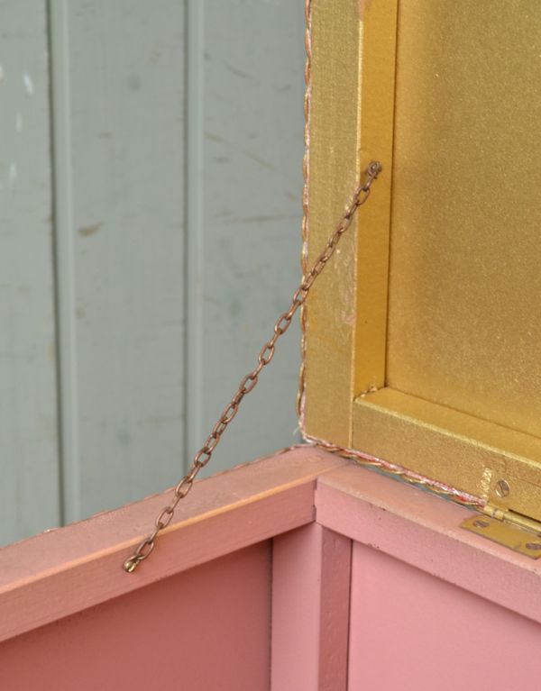 ロイドルームボックス　アンティーク家具　色が可愛いパステルピンク×ゴールドのアンティークブランケットボックス。ふたには金具があるので安心です。(q-565-f)