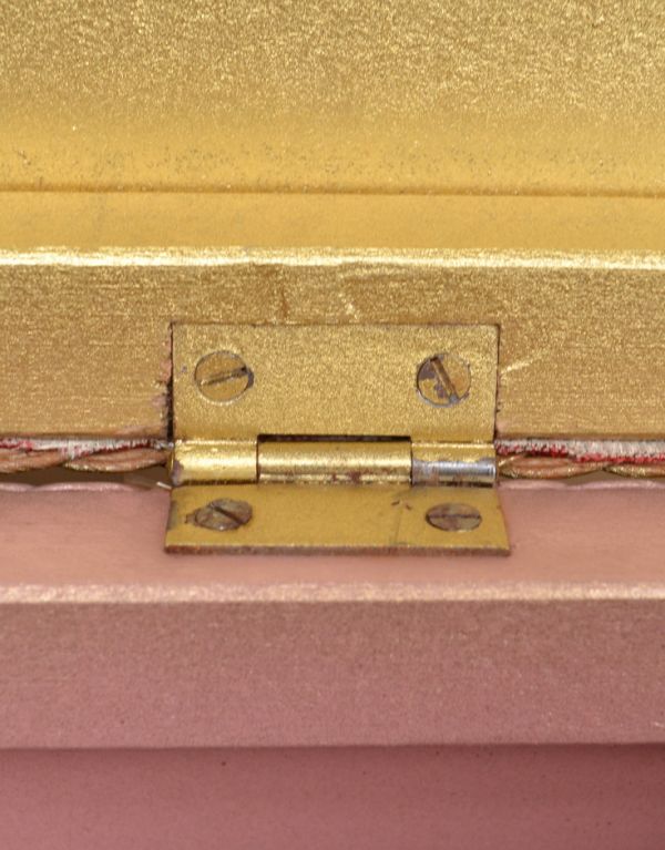 ロイドルームボックス　アンティーク家具　色が可愛いパステルピンク×ゴールドのアンティークブランケットボックス。兆番もしっかりとメンテナンスしています。(q-565-f)