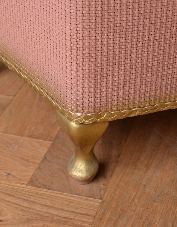 ロイドルームボックス　アンティーク家具　色が可愛いパステルピンク×ゴールドのアンティークブランケットボックス。可愛い脚がついています。(q-565-f)