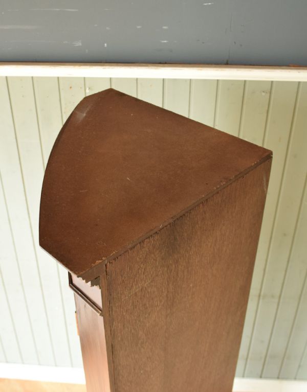 ガラスキャビネット　アンティーク家具　英国のアンティーク家具、マホガニー材を使った木製のコーナーキャビネット（食器棚）。天板の塗装もキレイに仕上げました。(q-567-f)