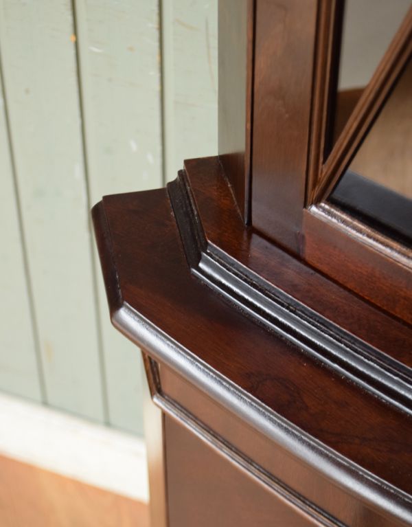 ガラスキャビネット　アンティーク家具　英国のアンティーク家具、マホガニー材を使った木製のコーナーキャビネット（食器棚）。角にも凝った彫があります。(q-567-f)