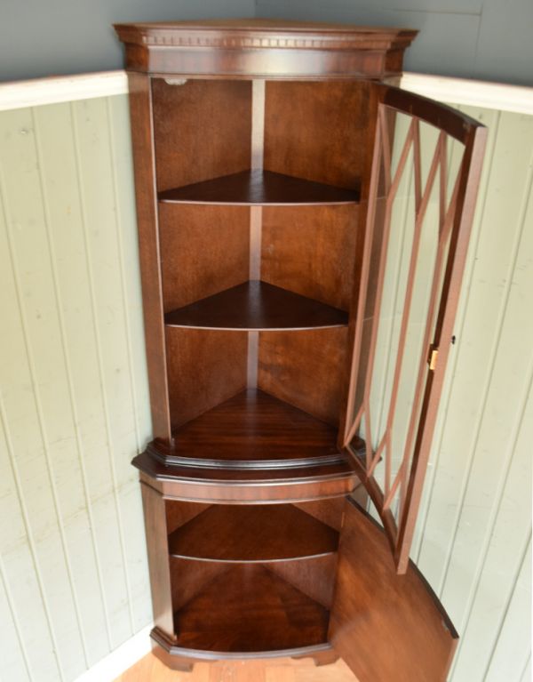 ガラスキャビネット　アンティーク家具　英国のアンティーク家具、マホガニー材を使った木製のコーナーキャビネット（食器棚）。飾り棚も緩くカーブした三角形。(q-567-f)