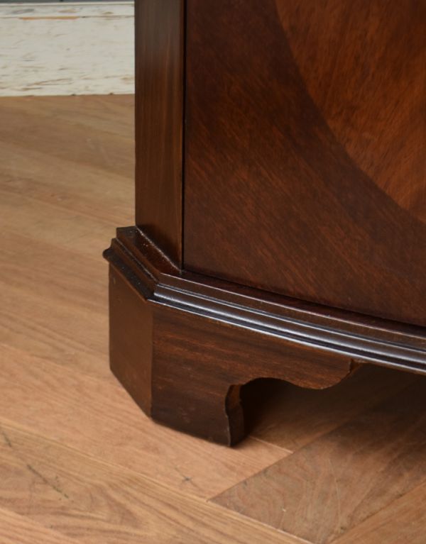 ガラスキャビネット　アンティーク家具　英国のアンティーク家具、マホガニー材を使った木製のコーナーキャビネット（食器棚）。美しいカッティングがされた脚が付いています。(q-567-f)