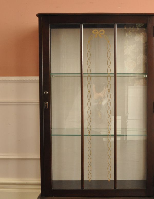 アンティークのキャビネット　アンティーク家具　シンプルなデザインのガラスキャビネット、英国のアンティーク飾り棚。アンティークのガラスがキレイにはめ込んであります。(q-568-f)