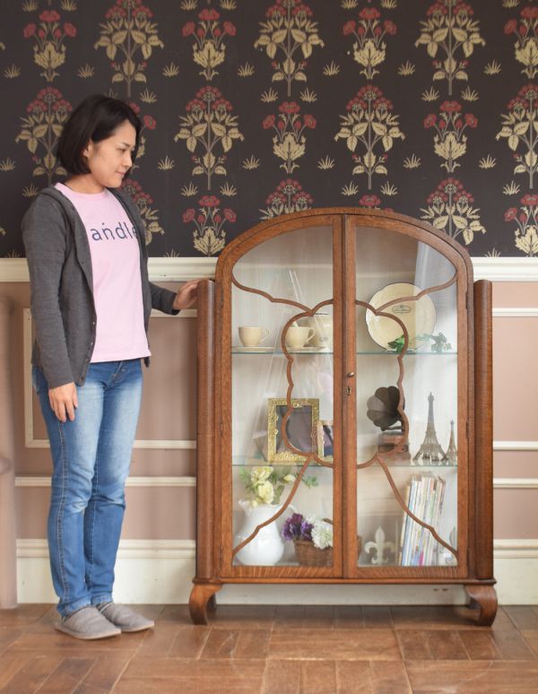 アンティークのキャビネット アンティーク家具 イギリスのアンティーク家具、美しい装飾が入ったガラスキャビネット。ショーケースのように、お気に入りの雑貨や食器を並べてみましょう。(q-569-f)